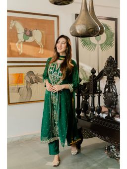 DIMPLE DESIGN STUDIO - Bottle Green Georgette Aari Kurta With Pant And Dupatta (Set of 3)