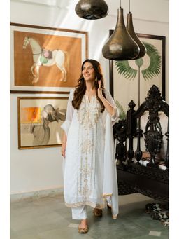 DIMPLE DESIGN STUDIO - White Georgette Aari Kurta With Pant And Dupatta (Set of 3)