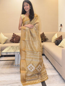 Pretty Pallu - Golden Printed Saree without Blouse