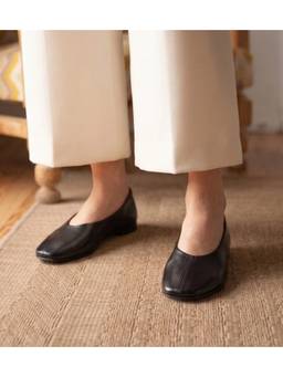 Pair ie Tales - Women Minimal Seam Detail Slip-On Ballerina - Black