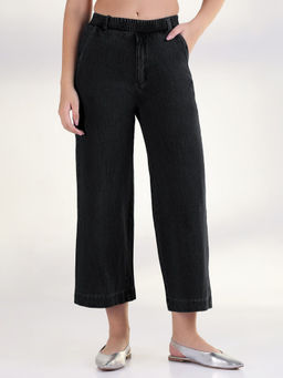 SHOWOFF - Women's Black Relaxed Fit Cropped Jeans