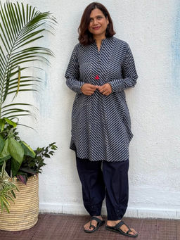 Chidiyaa - Navy Blue Pure Cotton Stripes Straight Kurta