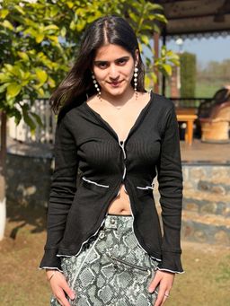 Tandul - Black Regular Fit Textured V-Neck Top