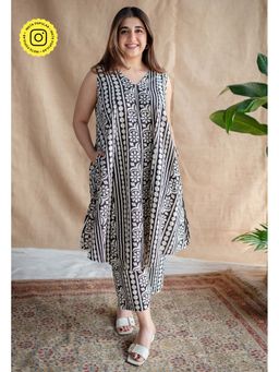 The Indian Ethnic Co. - Fakira Mul Co-Ord Kurta with Pant (Set of 2)