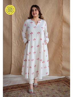 The Indian Ethnic Co. - Natural White Dabu Slub Cotton Hand Embroidered Kali Kurta