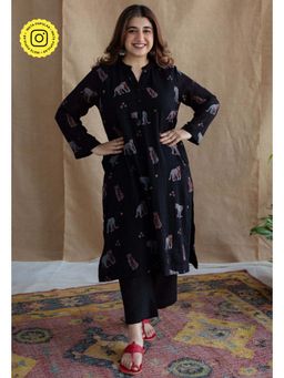 The Indian Ethnic Co. - Black Loose Ajrakh Cotton Printed Mandarin Neck Kurta