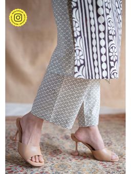 The Indian Ethnic Co. - White Straight Fakira Printed Mul Cotton Pant
