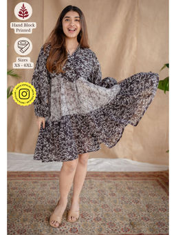 The Indian Ethnic Co. - Black Loose Batik Mul Dress With Brown Slip (Set of 2)
