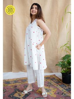 The Indian Ethnic Co. - White A-Line Block Printed Cotton Kurta with Pant (Set of 2)