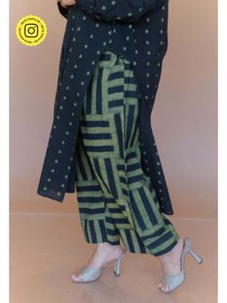 The Indian Ethnic Co. - Yashi Green Dabu Cotton Straight Pant
