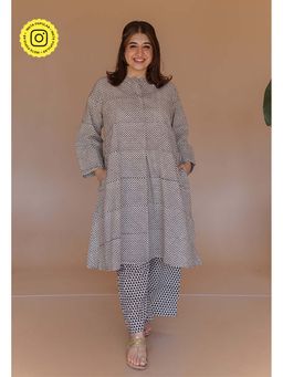 The Indian Ethnic Co. - Ayaat Off White Bagru Cotton Anti-Fit Kurta