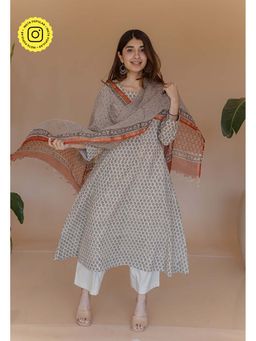 The Indian Ethnic Co. - Shriya Off White Bagru Cotton A Line Kurta