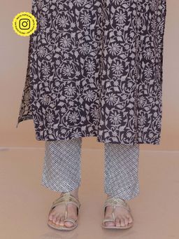 The Indian Ethnic Co. - Prita Off White Bagru Cotton Narrow Pant