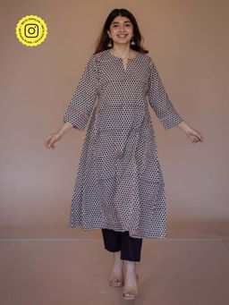 The Indian Ethnic Co. - Nyra Off White Bagru Cotton Jhabbha Kali Kurta with Embroidery