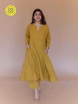 The Indian Ethnic Co. - Nyra Yellow Solid Slub Cotton Jhabbha Kali Kurta with Hand Embroidery