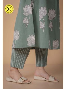 The Indian Ethnic Co. - Prita Green Dabu Slub Cotton Narrow Pant