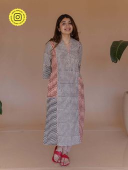 The Indian Ethnic Co. - Rohini Off White Bagru Cotton Straight Kurta