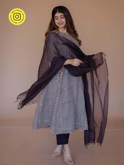 The Indian Ethnic Co. - Nyra Off White Bagru Cotton Jhabbha Kali Kurta With Embroidery
