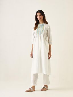 Vinusto - Off White Cotton Thread Work Pin Tucks Kurta with Pant (Set of 2)