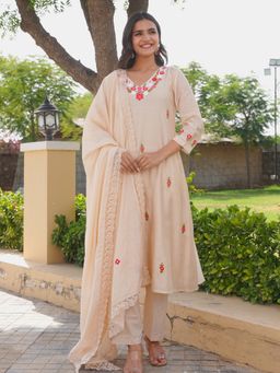ONEWE INDIA - Beige Floral Hand Embroidered Chanderi Kurta With Pant & Dupatta