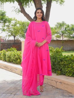 ONEWE INDIA - Pink Fuchsia Bloom Doria Aari Kurta With Pant & Dupatta