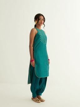 Abhishti - High-low Hem Sleeveless Banarasi Kurta