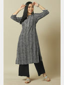 Black color option, Sold out, Currently selected
