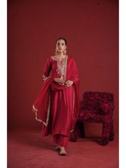 ONEWE INDIA - Maroon Embroidered Chanderi Kurta with Pant and Dupatta