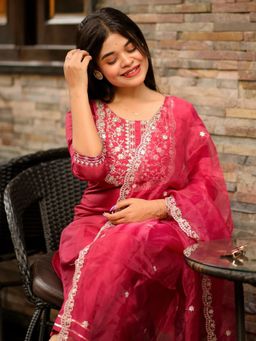 VredeVogel - Women Pink Kurta with Pant and Dupatta