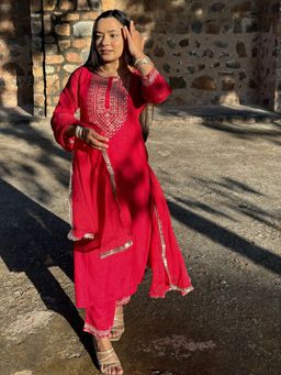 VredeVogel - Women Red Kurta with Pant and Dupatta