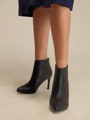 Black color option, Sold out, Currently selected