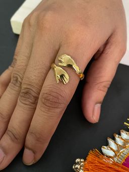 Digital Dress Room - Gold-Plated Promise Hug Finger Ring