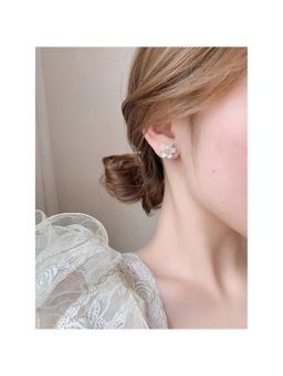 Salty - Women White Flower Natural Shell Stud Earrings