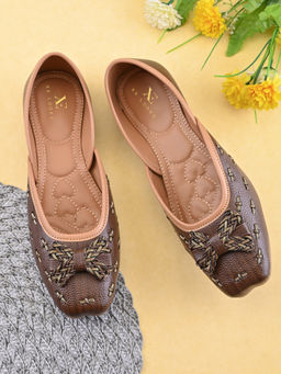 XE Looks - Brown Woven Bow Accent Cushioned Square Toe Jutties