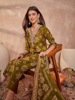 Vaamsi - Green Silk Blend Printed Floral Kurti With Pant & Dupatta