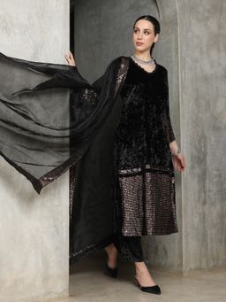 Qissa - Women Black Velvet Embroidered Kurta & Pant with Dupatta