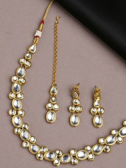 OOMPH - Gold Kundan Delicate Minimal Choker Necklace Set with Drop Earrings & Maangtikka