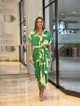 Outzidr - Green Printed Waist Tie Up Straight Fit Midi Dress With Belt (Set of 2)