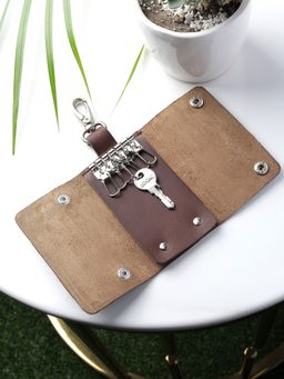 Aditi Wasan - Oil Pull-Up Brown Key Holder