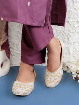 Truffle Collection - White Embellished Juttis