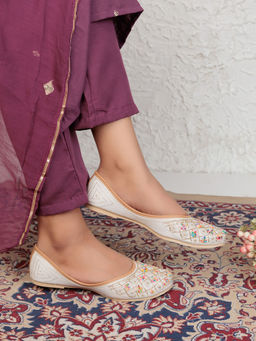 Truffle Collection - White Embellished Juttis