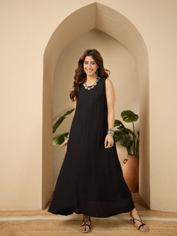 InWeave - Black Round Neck Maxi Dress