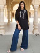Black color option, Sold out, Currently selected