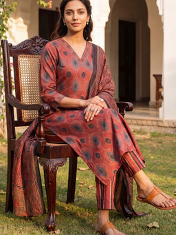 Vaamsi - Maroon Ethnic Motifs Printed Straight Kurta and Pant with Dupatta