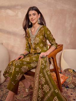 Vaamsi - Green Silk Blend Printed Floral Kurti With Pant & Dupatta