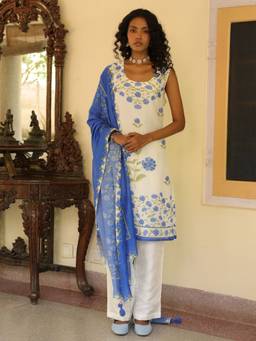 Naav - White Floral Sleeveless Kurta with Pant and Dupatta