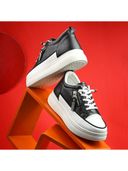 Black color option, Currently selected