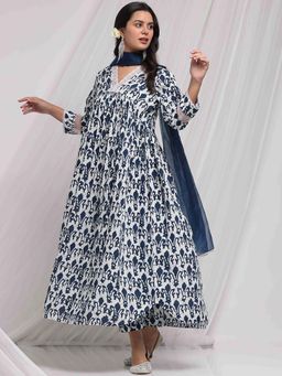 STYLEBAAZI - Printed Thread Work Floral Kurta and Pant With Organza Dupatta (Set of 3)