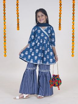 KiddoPanti - Girls Printed Kurta and Sharara with Dupatta and Potli (Set of 4)