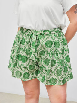 Cider - Woven Mid Rise Floral Pocket Pleated Shorts with Belt Curve & Plus